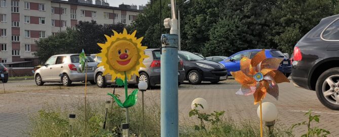 Kolorowy wjazd na parking przy Sawy