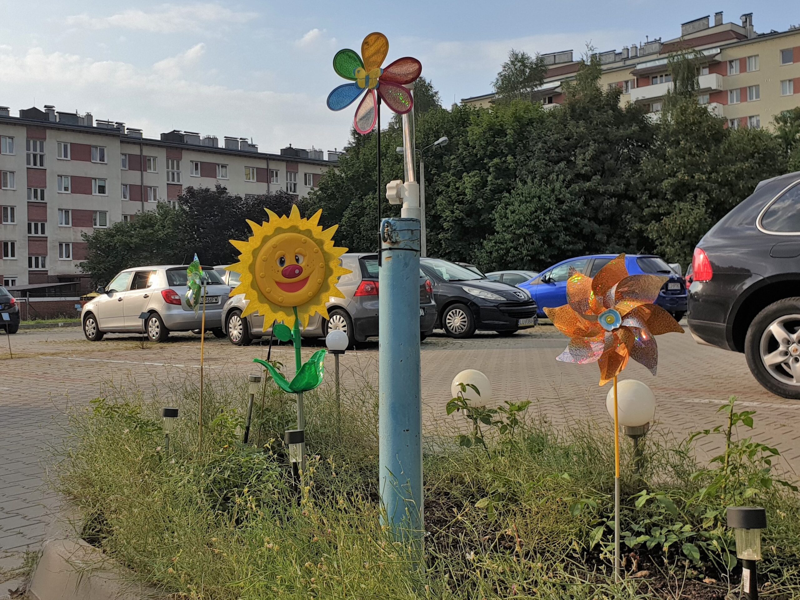 Kolorowy wjazd na parking przy Sawy