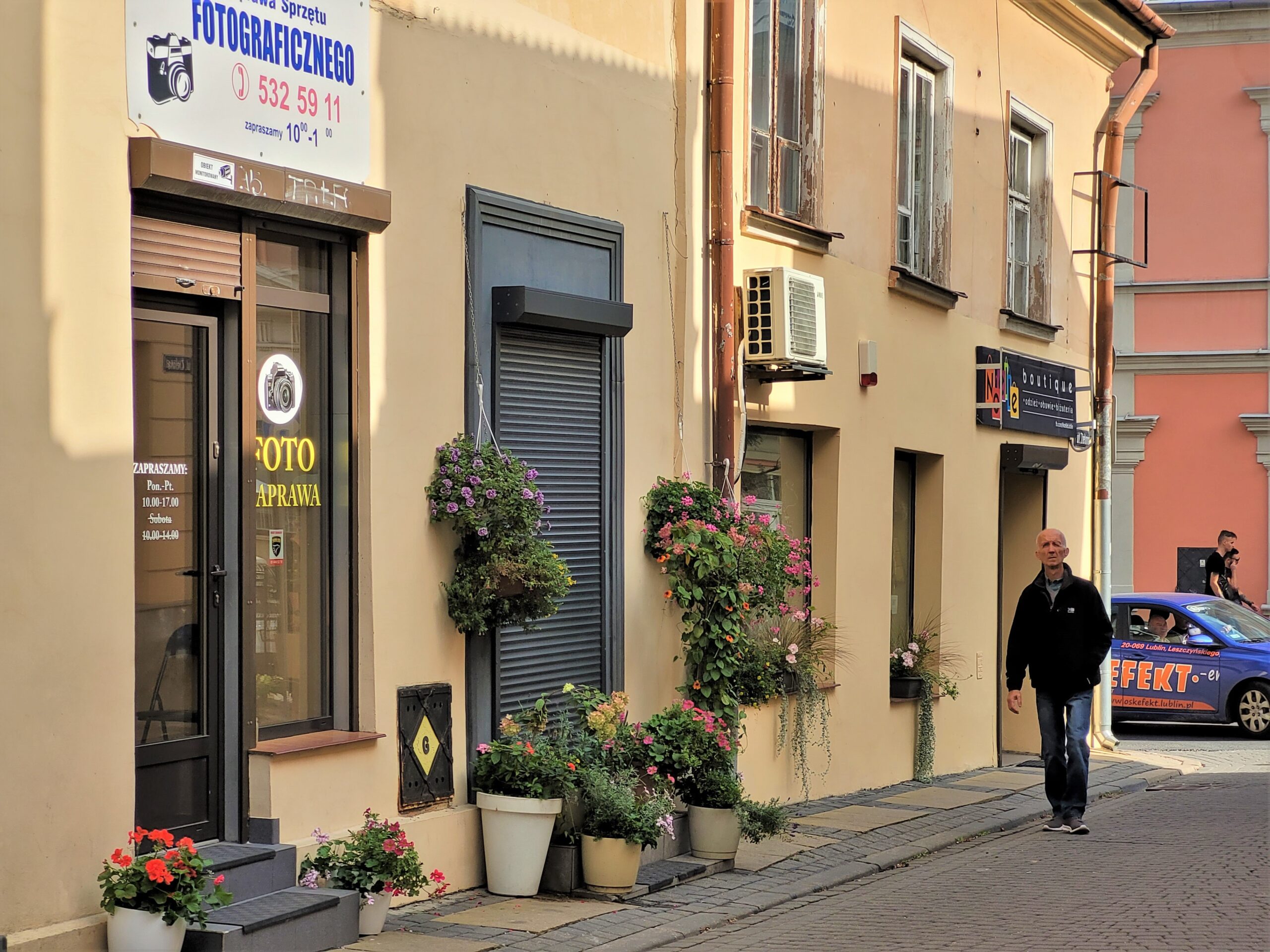 Kwiaty przed studiem masażu Receptum na Zielonej