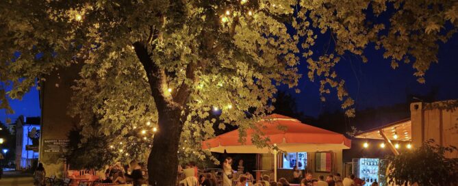 Aperol Spritz Bar pod drzewami na Zielonej