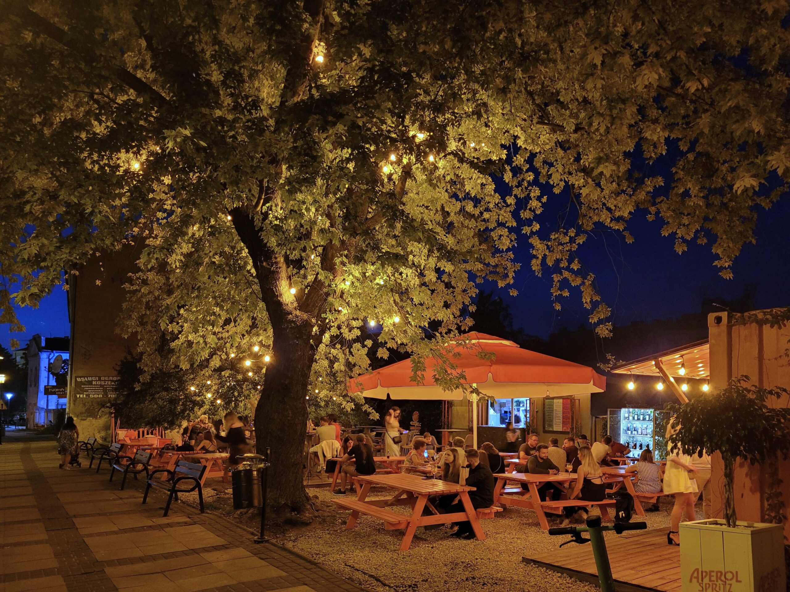 Aperol Spritz Bar pod drzewami na Zielonej