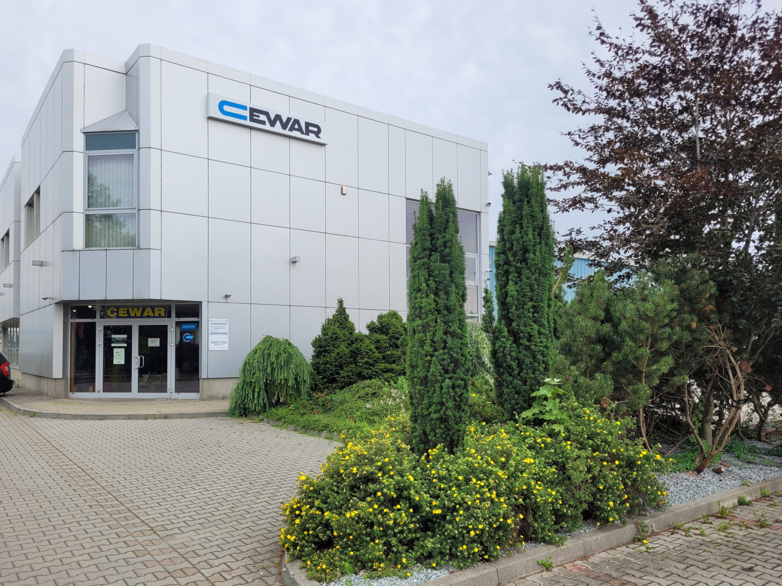 Ogródek przed CEWAR-em na Pancerniaków