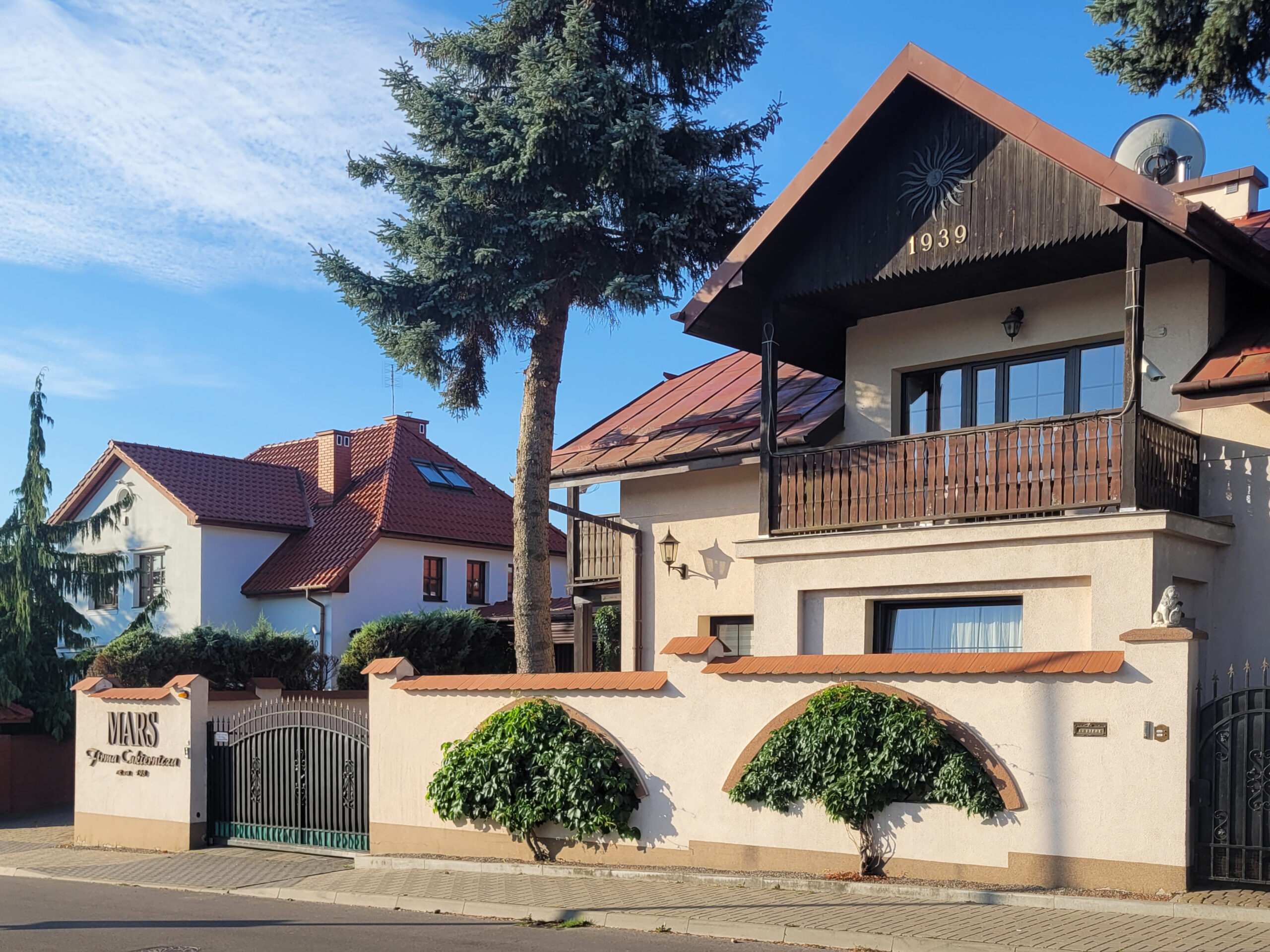 Pnącza w ogrodzeniu cukierni MAR.S na Willowej