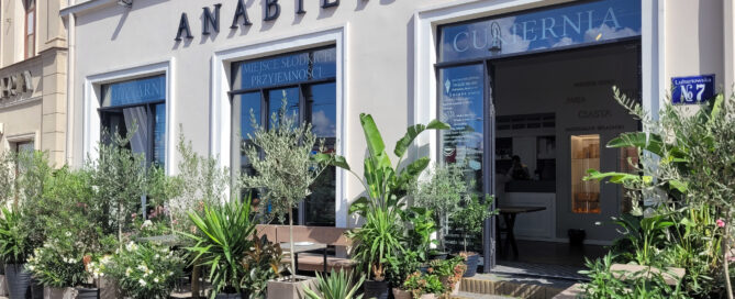 Słoneczny ogródek cukierni Anabilis na Lubartowskiej