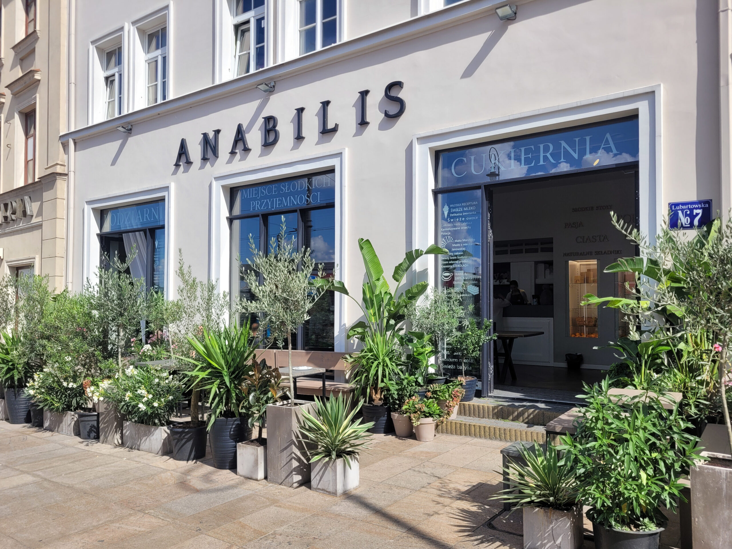 Słoneczny ogródek cukierni Anabilis na Lubartowskiej