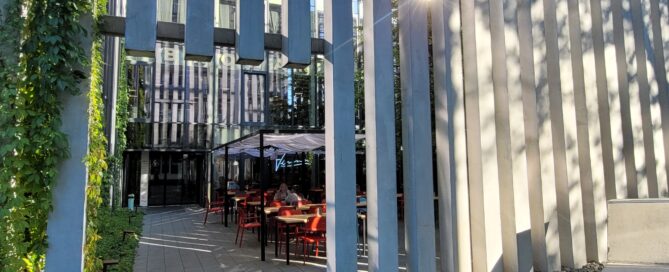 Podwórko restauracji Vinna i Browaru Zakładowego w CSK