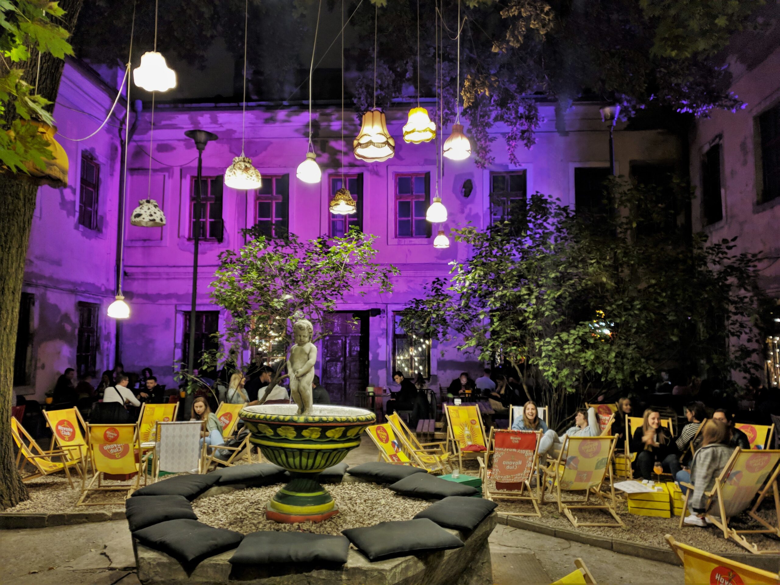 Bar Podwórko pod drzewami na Staszica