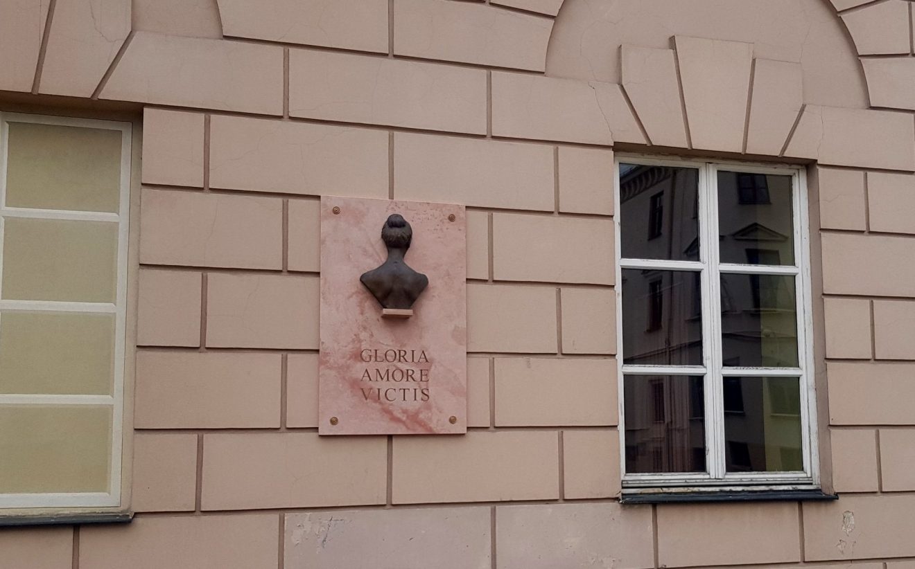 Tablica pamiątkowa „Chwała ofiarom miłości”