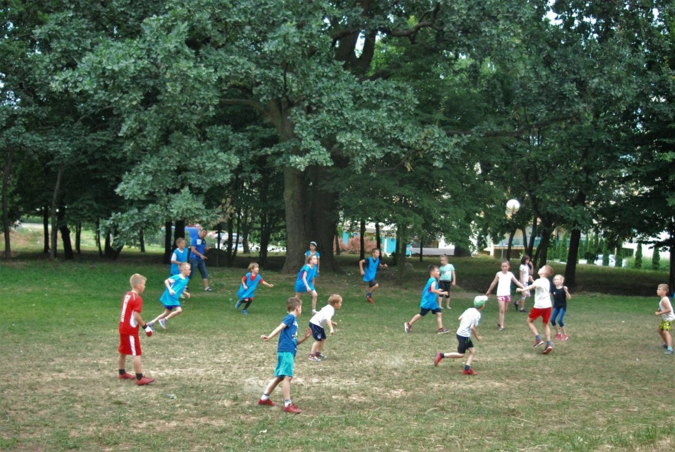 Przestrzeń wspólna pod dębem przy Bursztynowej