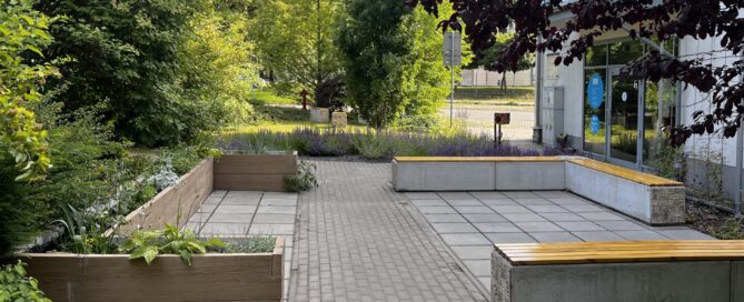 Ławeczki przed DDK "Węglin"