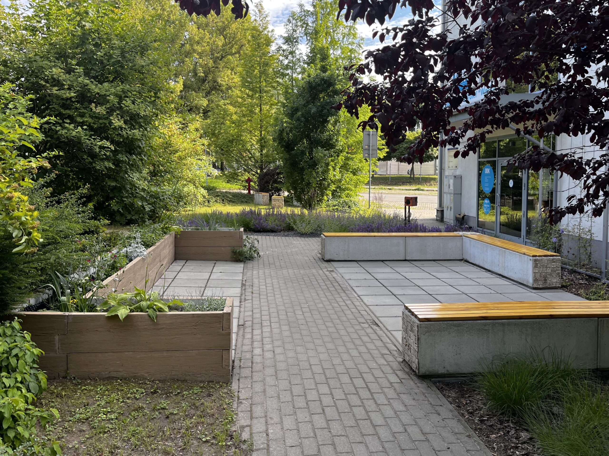 Ławeczki przed DDK "Węglin"