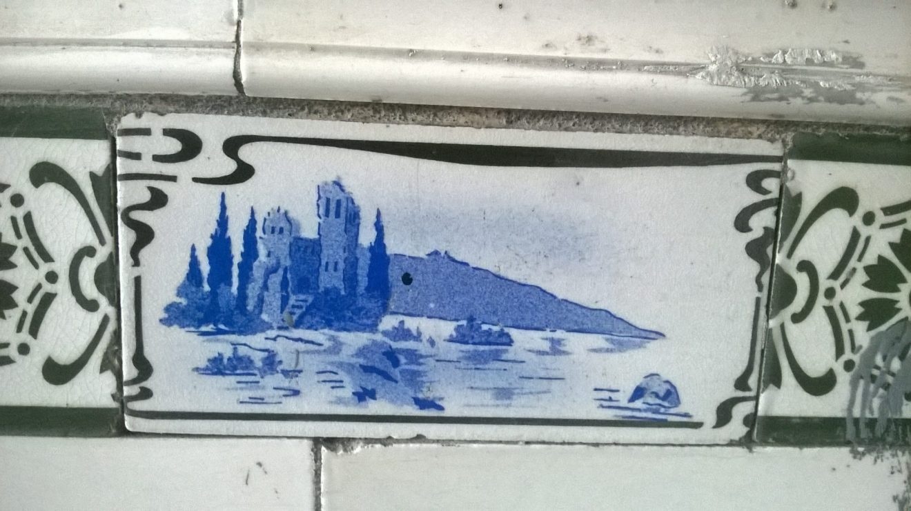 Kafelki w bramie przy 3 Maja