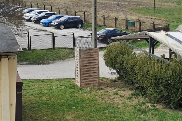 Zasłonięty śmietnik przy Wyżynnej