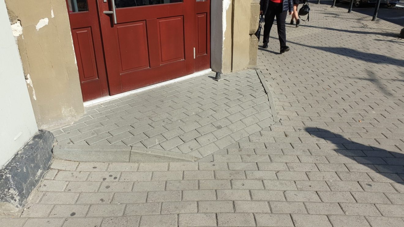 Wjazd do Rossmanna przy Alejach Racławickich