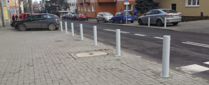 Szare słupki na Głowackiego