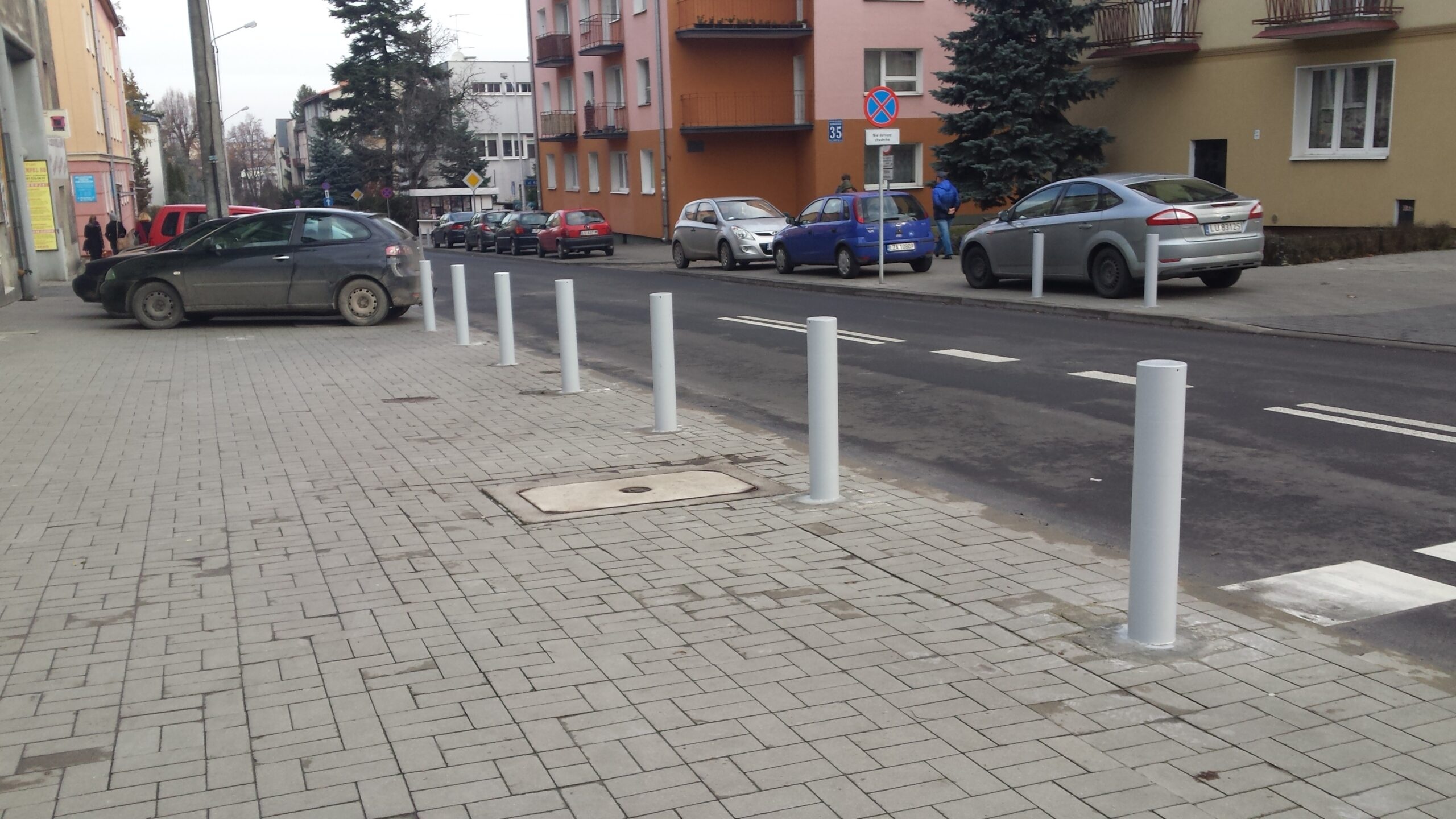 Szare słupki na Głowackiego