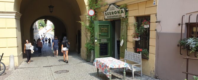 Gościnny stół przed restauracją