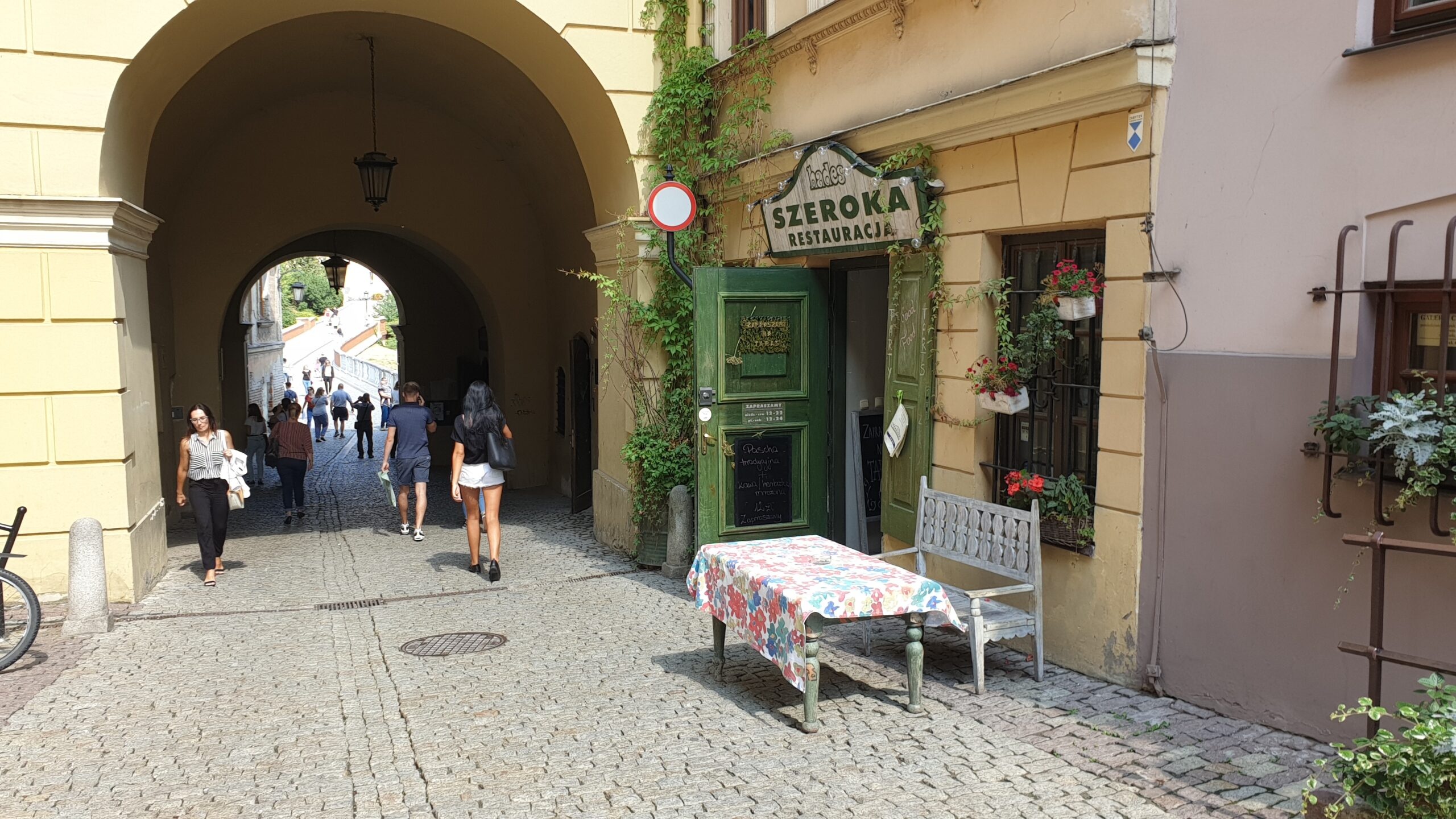Gościnny stół przed restauracją