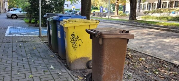 Kosze na śmiecie.