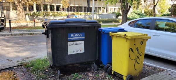 Kosze na śmiecie.