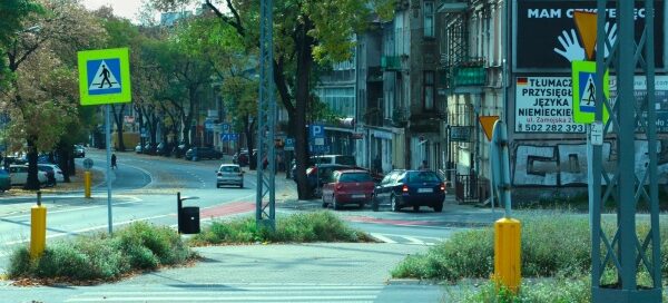 Łąka przy przejściu dla pieszych.