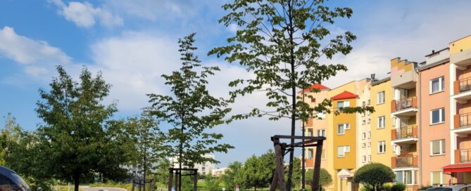 Teren zielony przy blokach.