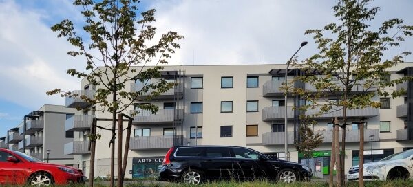 Teren zielony przed blokiem.