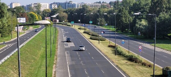 Ulice oddzielone pasem zieleni.