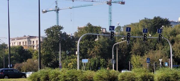 Ulica oraz pas zieleni.