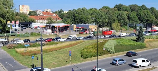 Tereny zielone obok jezdni.