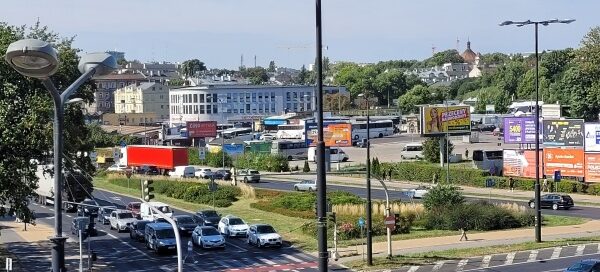 Tereny zielone obok jezdni.