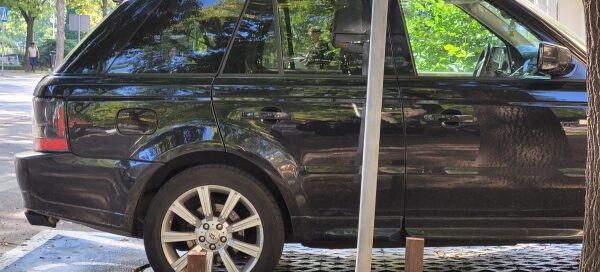 Miejsce parkingowe, na którym zaparkowany jest samochód.