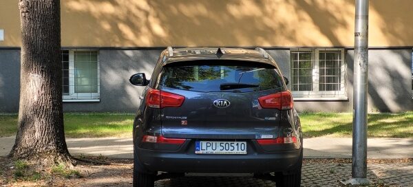 Samochód zaparkowany na miejscu parkingowym.