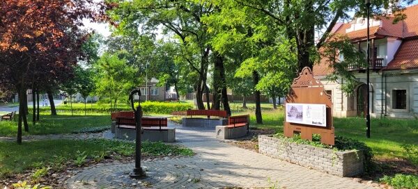 Ujście wodne, okrągły skwer z ławkami, oraz dworek.