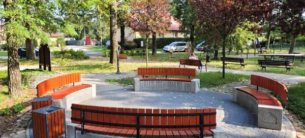 Miejce z ławkami w kształcie okręgu.