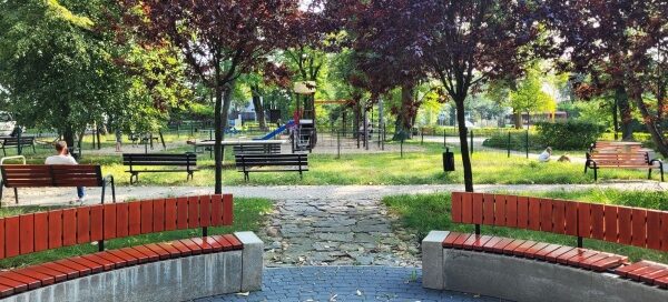 Miejce z ławkami w kształcie okręgu.