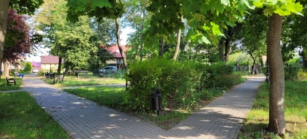 Brukowene alejki w parku.