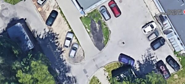 Widok z góry na parking.