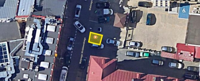 Widok z góry z zaznaczonym miejscem w centrum miasta.