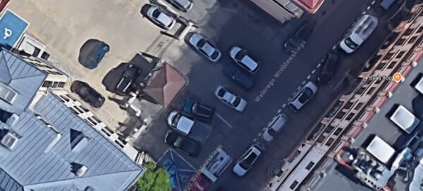 Widok od góry na miejską zabudowę.