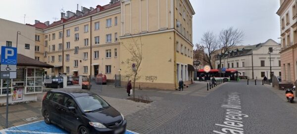 Widok na kamienicę.