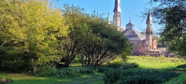 Widok na wąwóz. W tle kościół.