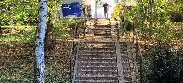 Schody prowadzące do wąwozu.