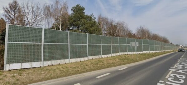 Ekrany akustyczne przy ulicy bez pnączy.