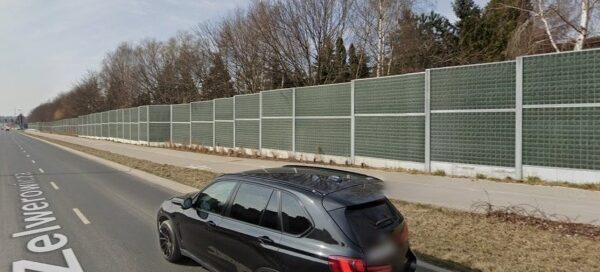 Ekrany akustyczne w pasach drogowych bez pnączy.