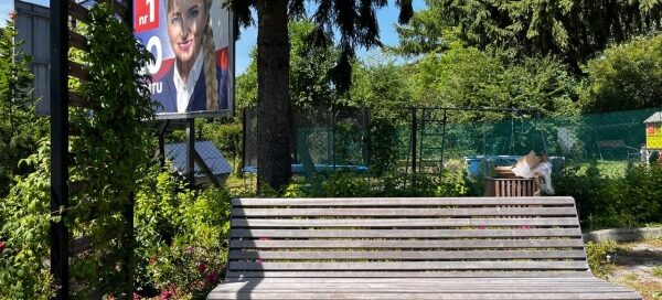 Miejsce integrujące mieszkańców, wyposażone w meble miejskie i nasadzenia roślinne, będące jednocześnie zieloną barierą, chroniącą przed hałasem.