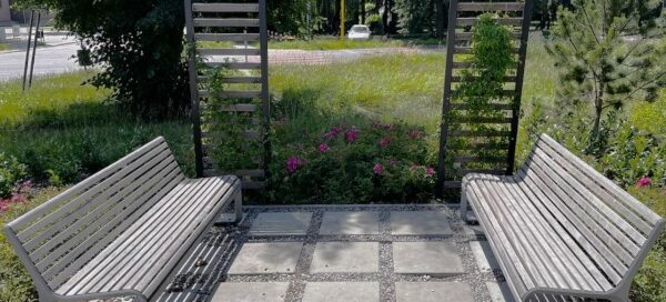 Miejsce integrujące mieszkańców, wyposażone w meble miejskie i nasadzenia roślinne, będące jednocześnie zieloną barierą, chroniącą przed hałasem.