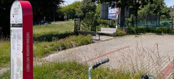 Miejsce integrujące mieszkańców, wyposażone w meble miejskie i nasadzenia roślinne, będące jednocześnie zieloną barierą, chroniącą przed hałasem.
