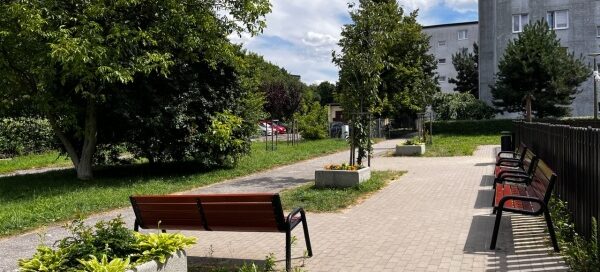 Ławki i roślinność skweru.