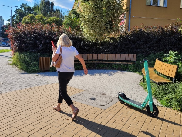 Miejsce na odpoczynek. Ławki wśród zieleni.